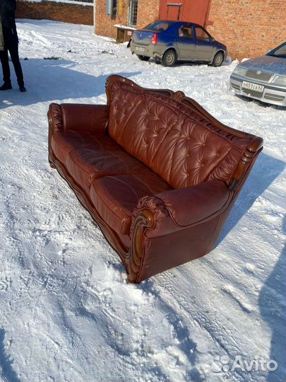 Кожаный диван