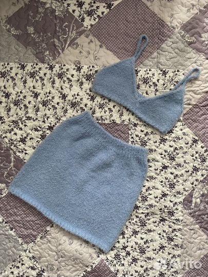 Пушистый вязаный костюм, топ на бретельках и юбка