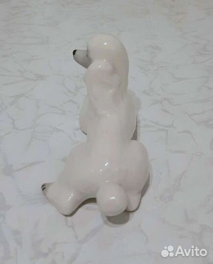 Фарфоровая статуэтка собаки 