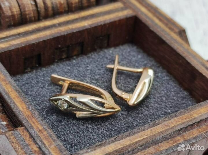 Золотые серьги 585 пробы массой 2.7 грамма
