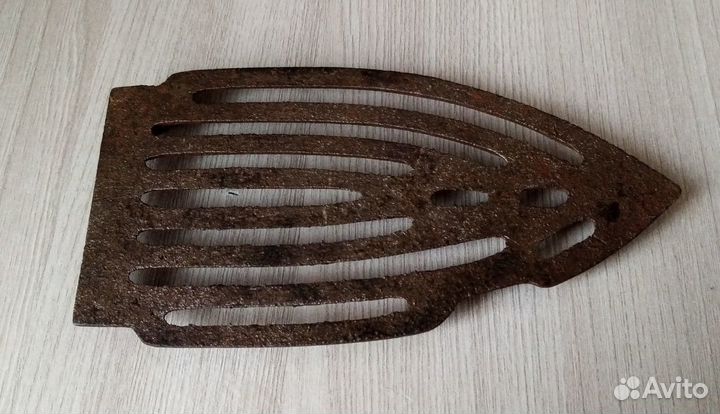 Старинный утюг с подставкой