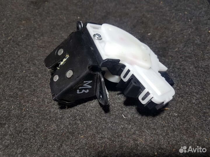 Замок крышки багажника Mazda 3 BL