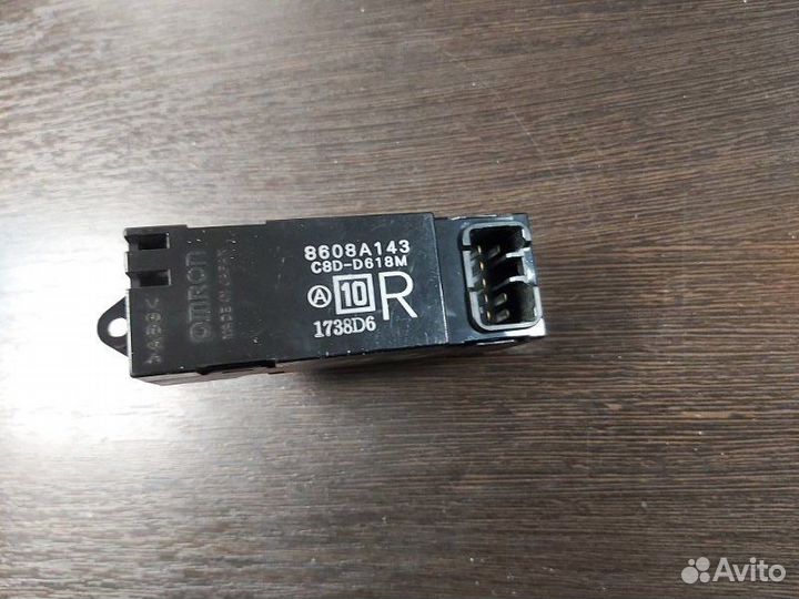 Кнопка стеклоподъемника задняя правая Mitsubishi