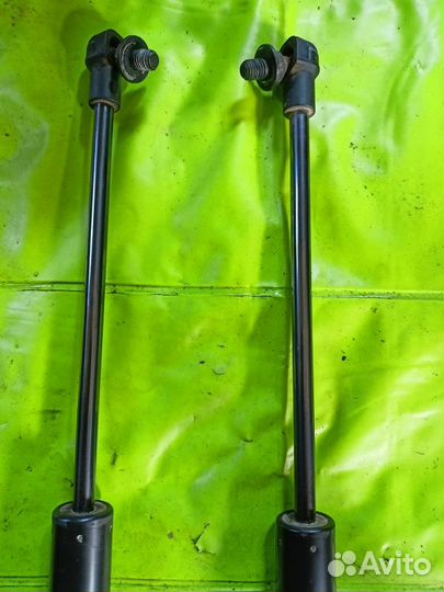 Амортизаторы двери багажника на Nissan Tiida 2013г