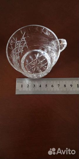 Хрустальный кружки с хрустальным блюдом