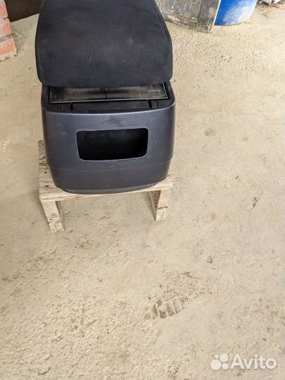 Подлокотник Митсубиси Паджеро 4