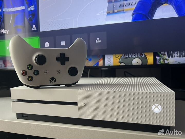Xbox One S 500gb + 450 игр + Live Gold