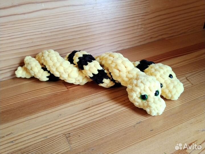 Плюшевые вязанные змейки