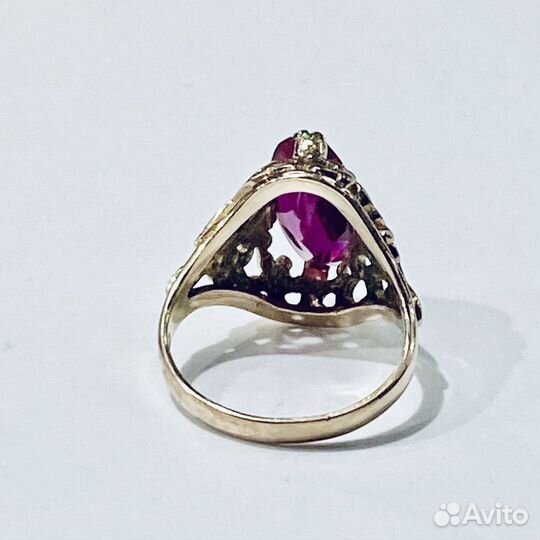 Золотое кольцо с камнем