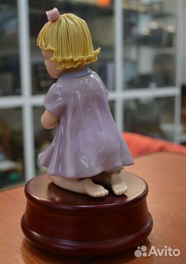 Фарфоровая музыкальная статуэтка- девочка