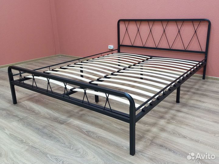 Двуспальная металлическая кровать
