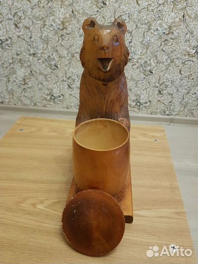 Деревянная фигурка медведя с бочонком