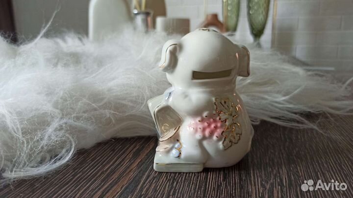 Свинка. Фарфоровая мини статуэтка - копилка