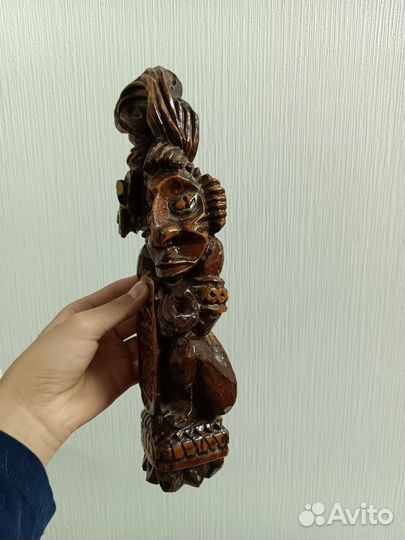 Настенная статуэтка