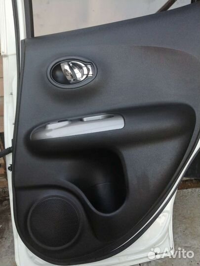 Дверь правая задняя и пер. левая на Nissan juke