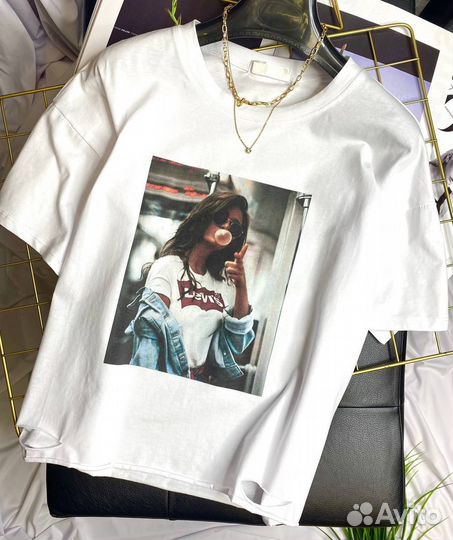 Футболка укороченная с принтом и разрезами