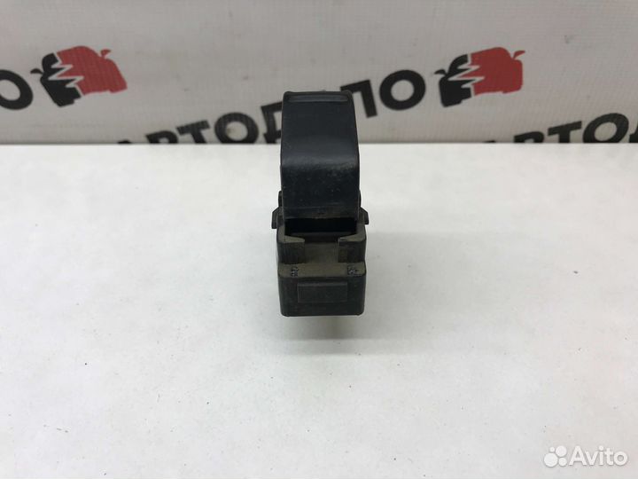 Кнопка стеклоподъемника п/п Nissan Maxima A33 2000