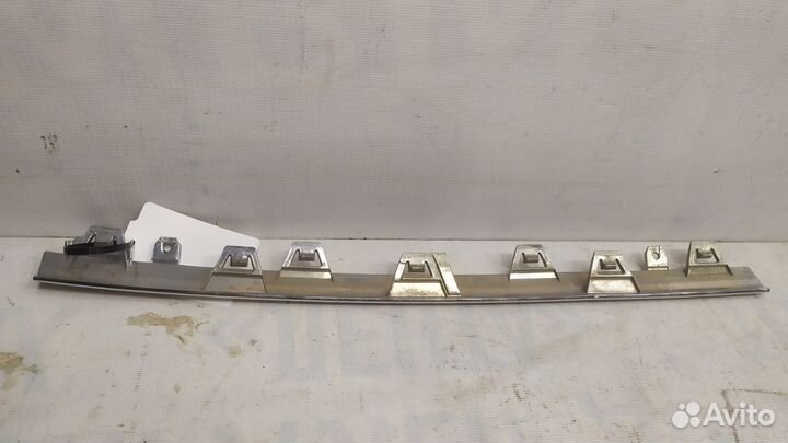 Молдинг решетки радиатора левый Volkswagen