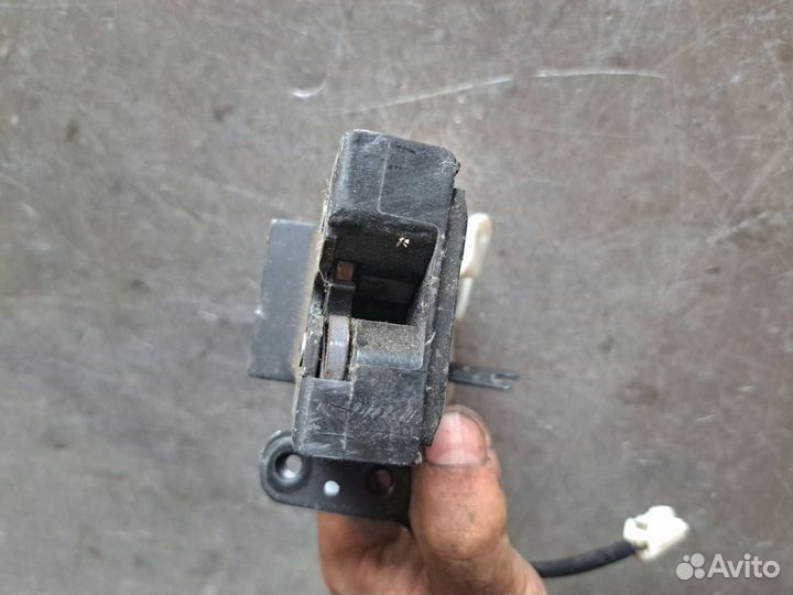 Замок крышки багажника Mazda 3