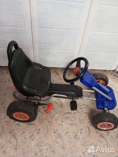 Детская машинка с педалями