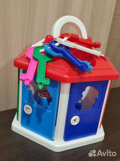 Развивающие игрушки. Домик, формы и ключи