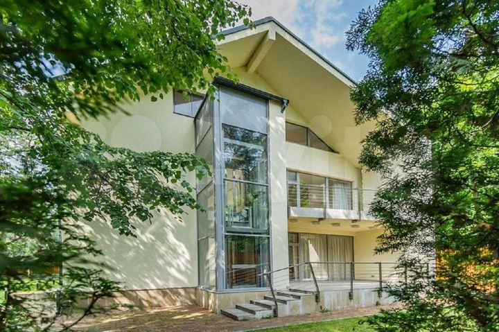 Коттедж 680 м² на участке 12 сот.