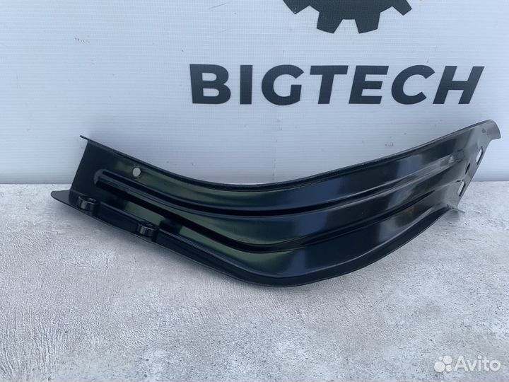 Кронштейн фары правый Mercedes W212 A2126200285