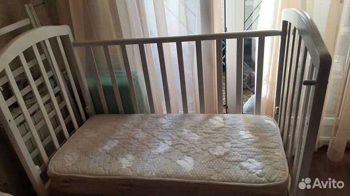 Детская кровать с бортиком и матрасом