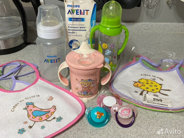 Пустышки, поильник, бутылочка для кормления