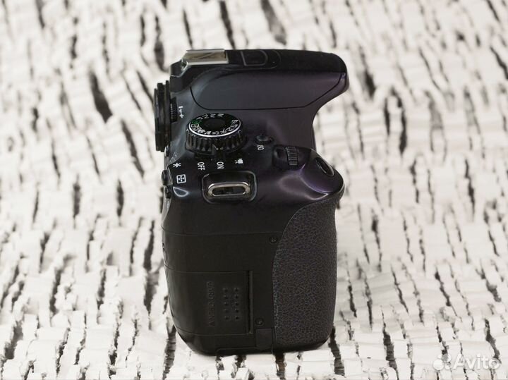 Canon тушка 650d с аккумом и зарядкой