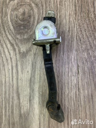 Ограничитель двери передний правый Opel Corsa D