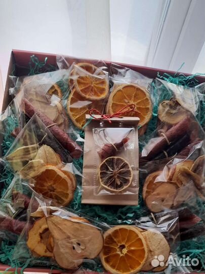 Фруктовые чипсы и пастила, орехи, фуд-букеты