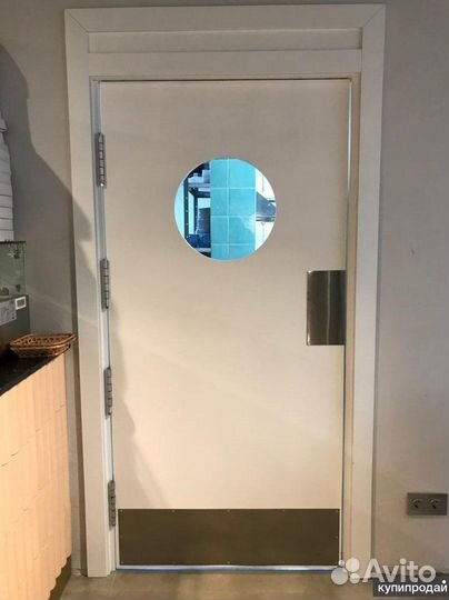 Маятниковые двери с окном и глухие