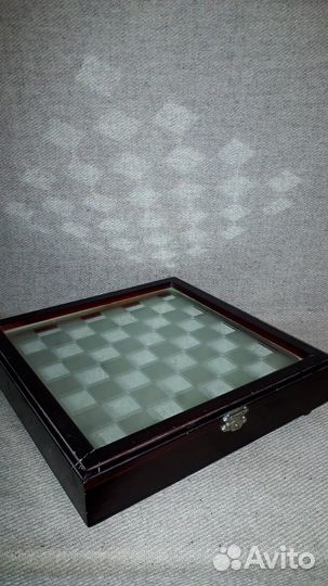 Сувенирные шахматы со стеклянными фигурками