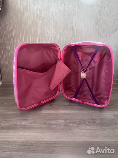 Чемодан на колесах размер s