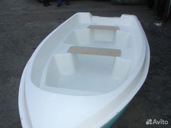Весельная прогулочная лодка из стеклопластика