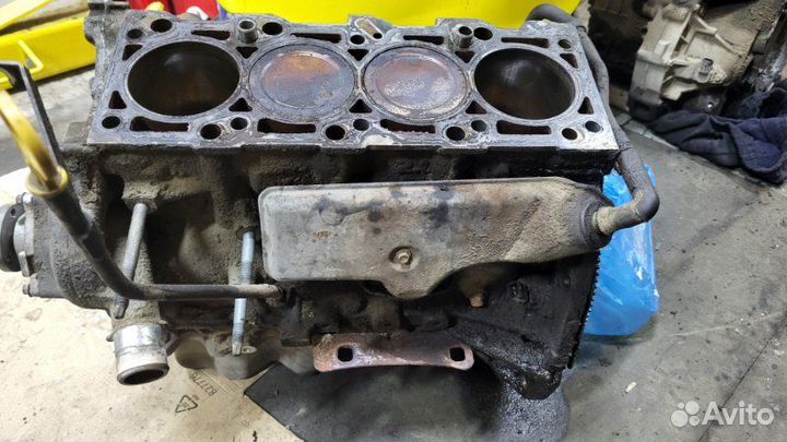 Блок цилиндров Ford Focus хэтчбек 2L zetec 2000