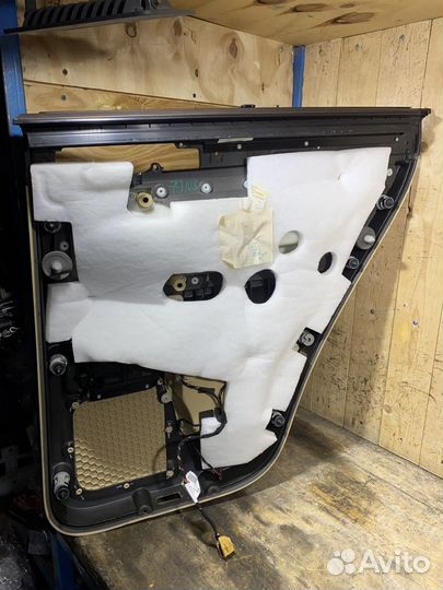 Обшивка задней левой двери VW Touareg GP 79105