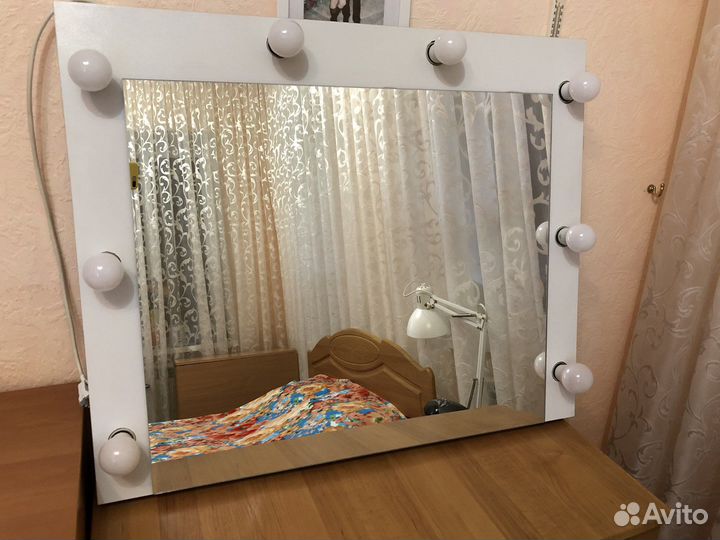 Настенное косметическое зеркало с подсветкой