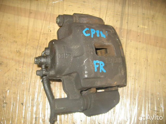 Суппорт перед право Mazda CP8W Familia '00-'04/ Ca