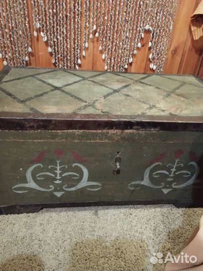 Сундук старинный
