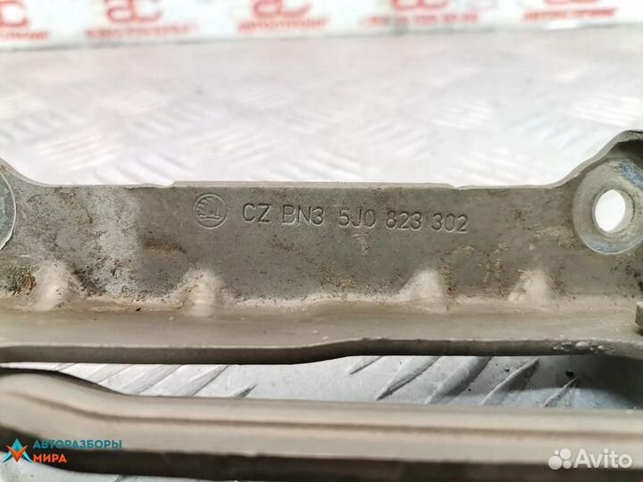 Петля капота Skoda Roomster 2008 5J0823301