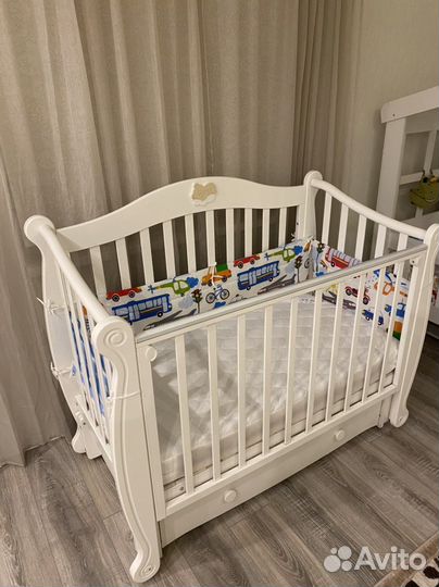 Детская кроватка с маятником и ящиком