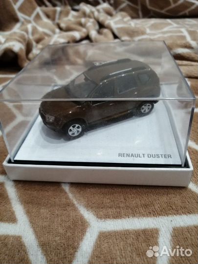 Машина модель Renault Duster коричневая