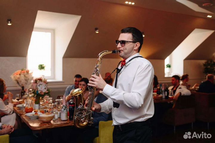 Саксофонист на праздник