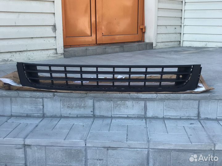 Решетка переднего бампера центральная Amarok
