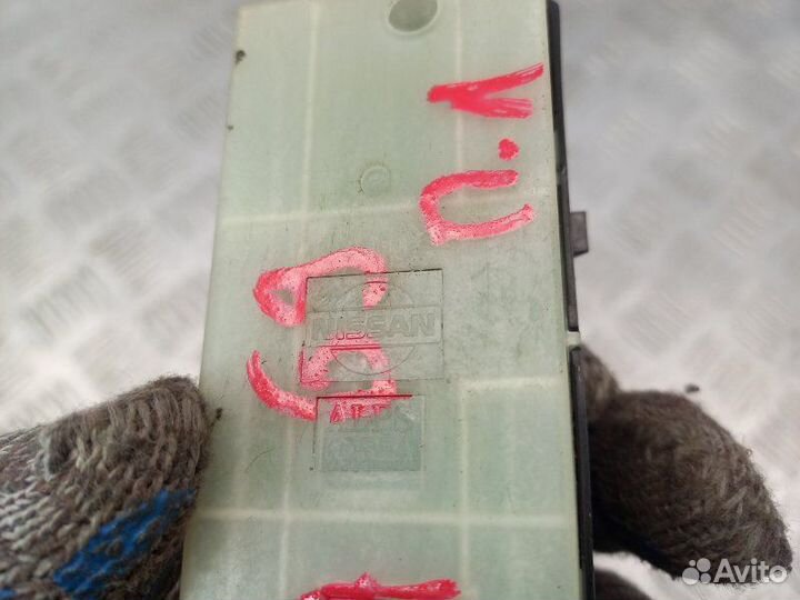 Блок управления стеклоподъемниками Nissan