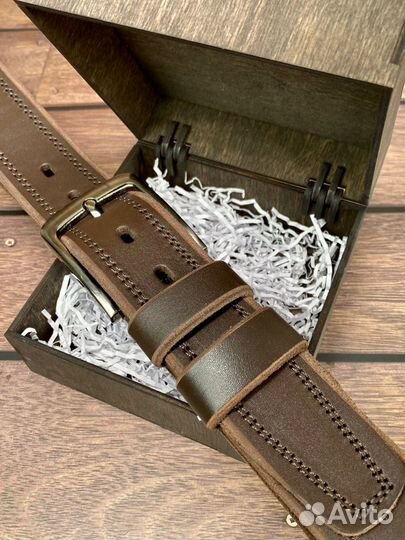 Мужской кожаный ремень коричневый в коробке