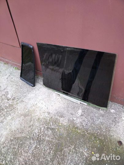 Левое заднее стекло на Toyota Highlander ll