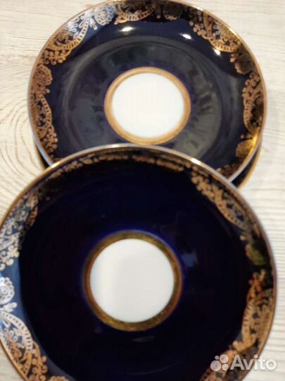 Кофейные чашки с блюдцами